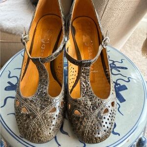 T- Strap heel in a 1930’s vintage style. Dark green crackled leather.